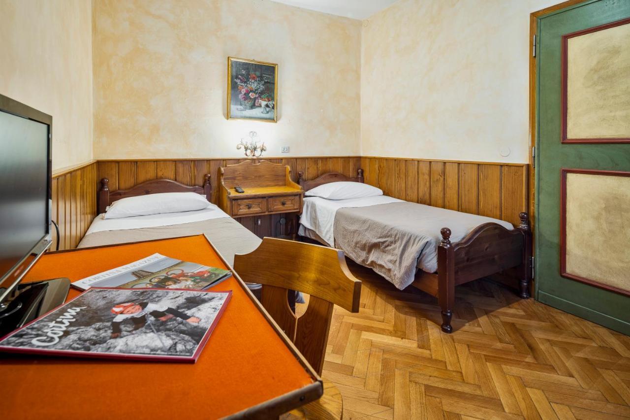Hotel Corona กอร์ตินาดัมเปซโซ ภายนอก รูปภาพ