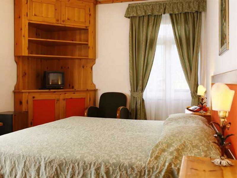 Hotel Corona กอร์ตินาดัมเปซโซ ภายนอก รูปภาพ